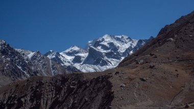 Om Parvat, Himalayalar 'da kutsal bir zirve. Kardaki bozulma şekli kutsal Om' a benziyor. Uttarakhand, Hindistan 'da