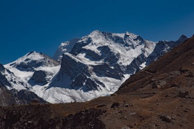 Om Parvat, Himalayalar 'da kutsal bir zirve. Kardaki bozulma şekli kutsal Om' a benziyor. Uttarakhand, Hindistan 'da