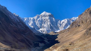 Hindu Yaradılış Tanrısı Lord Brahma 'ya adanmış Brahma Parvat, Uttarakhand, Hindistan' daki Kuti köyünden Jolingkong 'a seyahat ederken görülebilir..