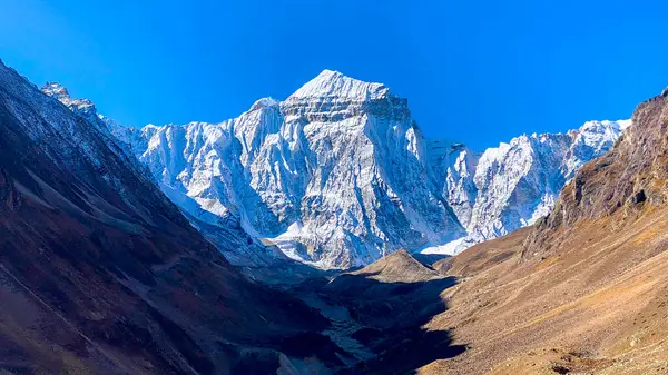 Hindu Yaradılış Tanrısı Lord Brahma 'ya adanmış Brahma Parvat, Uttarakhand, Hindistan' daki Kuti köyünden Jolingkong 'a seyahat ederken görülebilir..