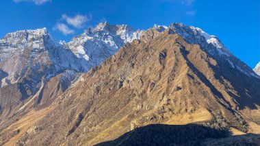 Hindistan 'ın Uttarakhand kentindeki Adi Kailash' a giden yolda Himalaya dağlarının tepeleri güzel, engebeli karlarla kaplıydı.