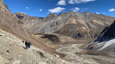 Hindistan 'ın Uttarakhand kentindeki Adi Kailash yakınlarındaki Gauri Kund' a giden dar toprak yolda yürüyen hacılar.