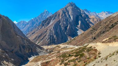 Uttarakhand, Hindistan 'daki Adi Kailash' a giden yüksek Himalaya tepelerinden geçen uzun dolambaçlı yol..