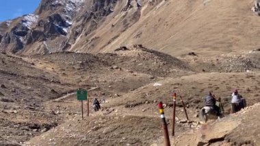 Seyyahlar atlarıyla Gauri Kund 'a, uttarakhand Adi Kailash üssüne geri dönüyorlar. Adi Kailash, Panch Kailash grubunun en önemli ikinci zirvesidir.