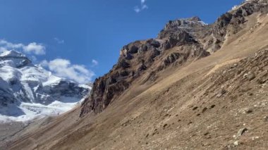 Seyyahlar atlarıyla Gauri Kund 'a, uttarakhand Adi Kailash üssüne geri dönüyorlar. Adi Kailash, Panch Kailash grubunun en önemli ikinci zirvesidir.