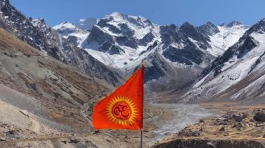 Om Parvat yakınlarında dalgalanan Om bayrağı, Himalayalar 'da kutsal Om' a benzeyen kutsal bir tepe noktasıdır. Uttarakhand, Hindistan 'da