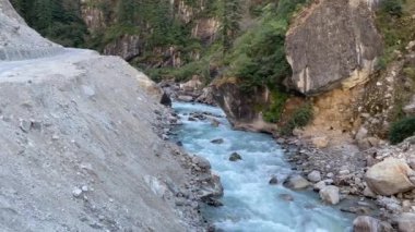 Uttarakhand, Hindistan 'daki Adi Kailash yolunda Kali Nehri' nin akan yeşil suları.