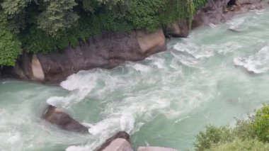 Uttarakhand, Hindistan 'daki Adi Kailash yolunda Kali Nehri' nin akan yeşil suları.