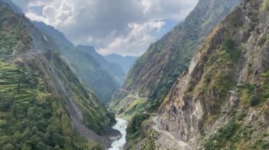 Kali nehri vadide dar bir yol boyunca akar ve Uttarakhand, Hindistan 'da yüksek Himalaya dağlarıyla çevrilidir.