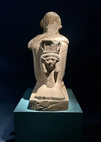 Luxor, Mısır - 9 Şubat 2025: Arkasında hiyeroglif yazıtlar ve Luxor Müzesi 'nde sergilenen bir tanrıça figürü bulunan heykel parçası.