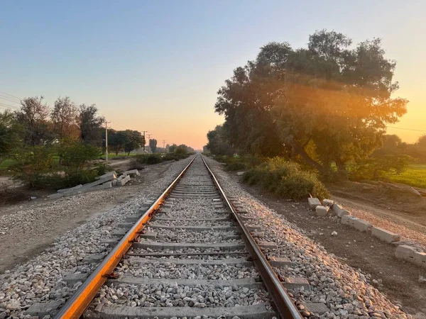 Yoldaki demiryolu rayları