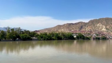 Dağlardaki göl manzarası