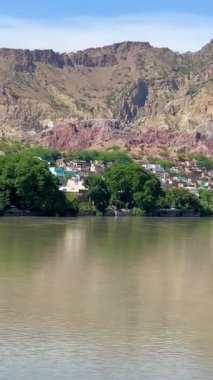 Mavi gökyüzü ile güzel göl