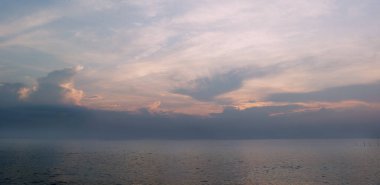 Gökyüzünün güzelliği, güneş, deniz, güneş ışığı, güzel manzara. gün doğumu ve gün batımı