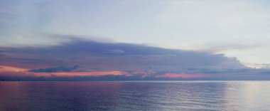 Gökyüzünün güzelliği, güneş, deniz, güneş ışığı, güzel manzara. gün doğumu ve gün batımı