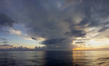 Gökyüzünün güzelliği, güneş, deniz, güneş ışığı, güzel manzara. gün doğumu ve gün batımı