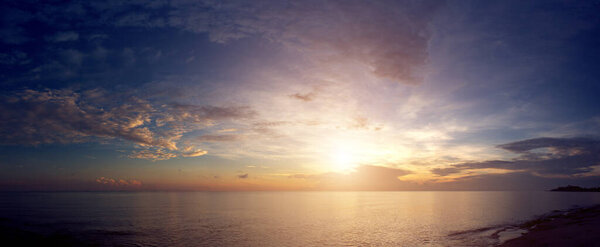 The beauty of the sky, the sun, the sea, the sunlight, the beautiful landscape. sunrise and sunset