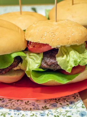 Salata ve peynirli ev yapımı angus burger.