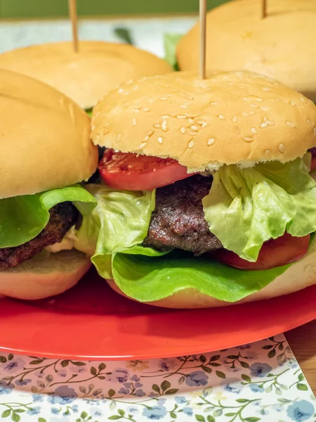 Chutné Domácí Angusové Burgery Salátem Sýrem — Stock fotografie