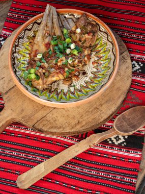 Kavrulmuş kuzu kaburgası.