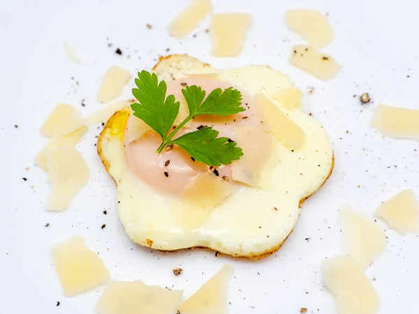 花头形煮熟的鸡蛋 顶部配上奶酪片 — 图库照片
