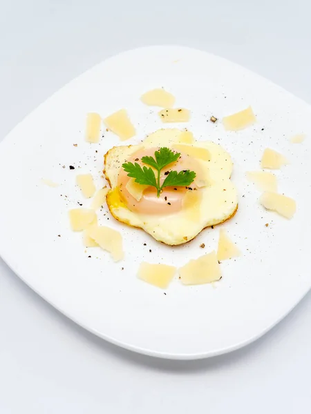 花头形煮熟的鸡蛋 顶部配上奶酪片 — 图库照片