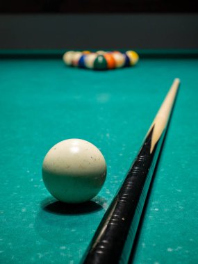 Bilardo masası, top ve ıstaka.