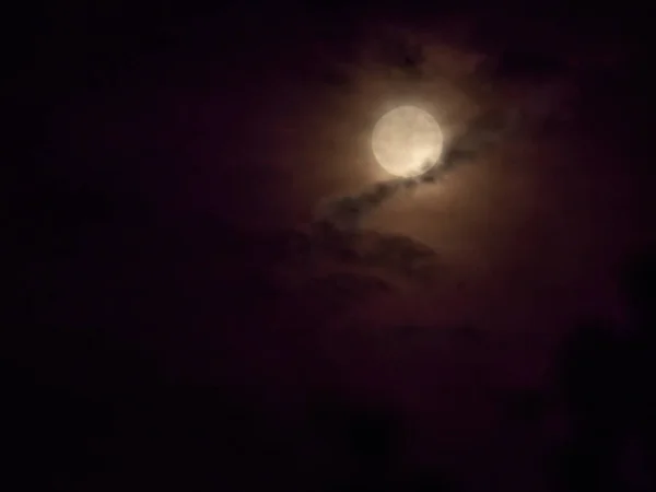 Griezelige Geelachtige Volle Maan Donkere Wolken — Stockfoto