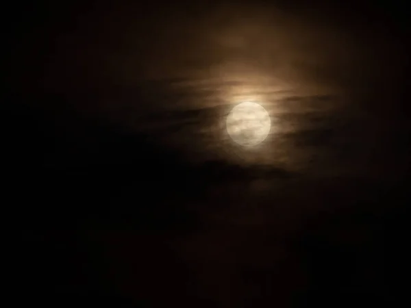 Griezelige Geelachtige Volle Maan Donkere Wolken — Stockfoto