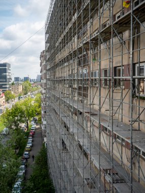 Termal yalıtım projesi için apartman duvarlarındaki iskeleler.