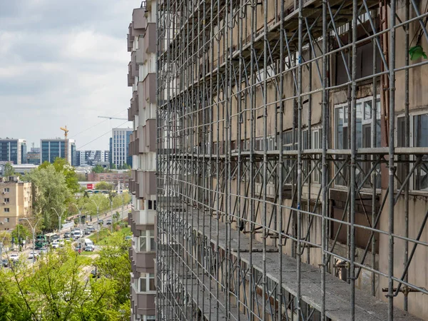 Termal yalıtım projesi için apartman duvarlarındaki iskeleler.