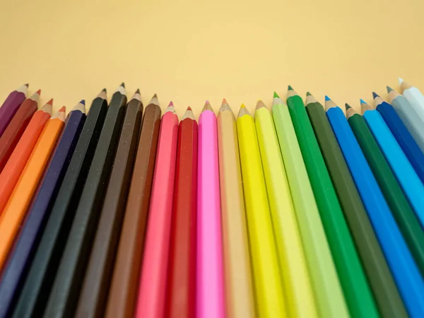 Arrangement Crayons Minces Sur Orange — Photo