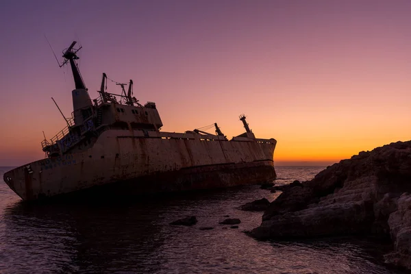Edro 3, paphos yakınlarında gemi enkazı. Güzel günbatımı renklerinde.