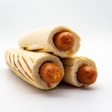 Beyaz sosisli sandviçin yakın plan çekimi.