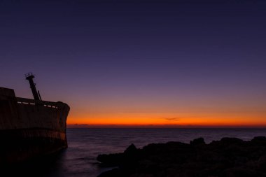 Edro 3, paphos yakınlarında gemi enkazı. Güzel günbatımı renklerinde.