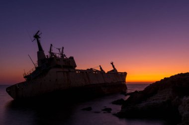 Edro 3, paphos yakınlarında gemi enkazı. Güzel günbatımı renklerinde.