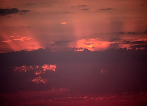 Φλογερό Ηλιοβασίλεμα Πολύχρωμα Σύννεφα Στον Ουρανό Και Ηλιαχτίδες Πίσω Από — Φωτογραφία Αρχείου