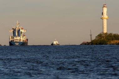 Pilot gemisi ve büyük gemi deniz fenerinin yanında, Sulina, Romanya, Danube 'de.