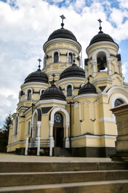 Moldova 'nın en eski manastırlarından biri olan Capriana Manastırı, ülkenin başkenti Chisinau' nun 40 km kuzeybatısındaki pitoresk bir orman bölgesinde yer alıyor..