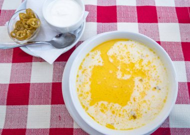 Romanya işkembe çorbası biberli ve ekşi kremalı