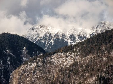 Karla kaplı güzel bir manzara - dağların tepeleri.