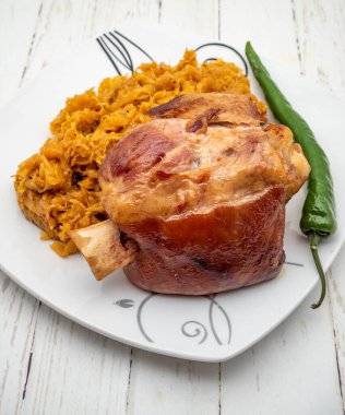 Lezzetli domuz budu, lahana ve acı biberle birlikte.