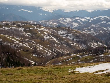 Romanya 'nın Moeciu köyü yakınlarındaki tepelerde donmuş kar lekeleri