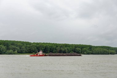 Romanya 'nın Braila kenti yakınlarındaki Tuna Nehri' nde mavna