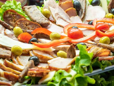 Çeşit çeşit et ve sebzeli plato.