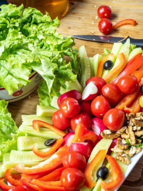 Çeşit çeşit et ve sebzeli plato.