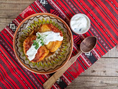 Doldurulmuş dolmalık biberler ve ekşi krema, balkan, Romanya mutfağı.