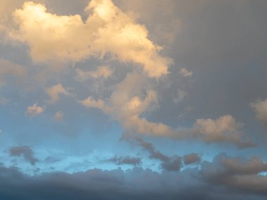 Mavi gökyüzünde dramatik yağmur bulutları