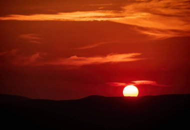 Gün batımında güneş batımında tepeler siluetler ve muhteşem gökyüzü renkleriyle
