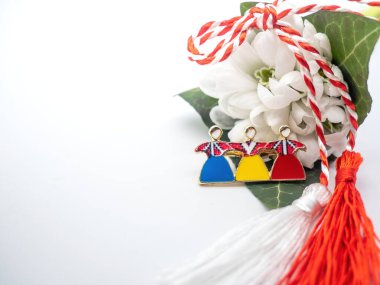 Kar damlaları ve Martisor olarak bilinen beyaz kolye, sevdiklerine iyi şans, sağlık, arkadaşlık, aşk ve saygı tılsımı olarak sunulan ilkbaharın balkanik sembolü.